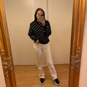 & other stories jeans  - Jeans med slits från & other stories! Använda ca 5 gånger 