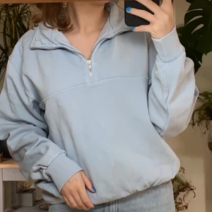 Brandy melville tröja :) - mysig ljusblå sweatshirt, använd någon enstaka gång.
