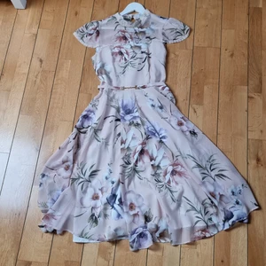 Otroligt vacker klänning från Ida Sjöstedt - Ljuv blommig klänning med spets runt hals och ärm. Aldrig använd.