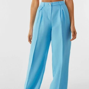 Byxor - Skitfina byxor i linne den Bershka 💙 endast använda under en kväll så de är i jättebra skick! frakten ingår inte i priset (66kr). Hör av er vid frågor!☺️