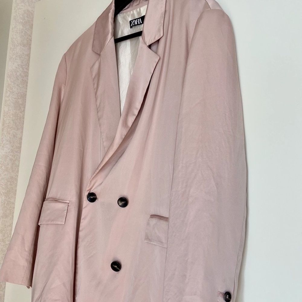 Ljus rosa Oversized blazer i silke från Zara! Enbart använd 3 ggr under sommaren 2020. Väldigt gott skick! Kemtvättad 1 gång. Nypris 1032kr!. Kostymer.