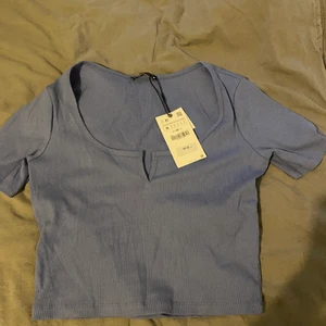 Blå Tröja  - Råka köpa fel strl aldrig andvänd köptes för 90kr säljer för 40kr