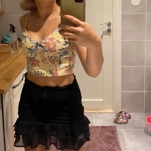 Topp - Säljer nu denna gula fina topp aldrig använt bara testat , hör av dej vid frågor eller annat 