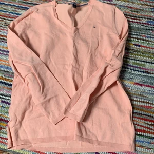 Peach färgad tommy hilfiger tröja! 🍑 - Har haft denna tröjan ett tag men nu har den slutat komma till användning ! den är ganska oversized på mig som är 165 cm 💕
