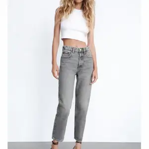 Helt nya och oanvända jeans från zara , dom var för korta så säljer dom för 300kr💞