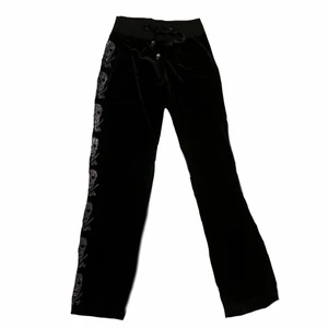 Byxor - Jag säljer dessa svarta Philipp Plein byxor (äkta)  som jag själv köpt för dyrt pris, jag är 160 och dom går över skorna på mig och lite mer än det, har inte fått dom till användning bara❤️skriv till mig om ni undrar något💞