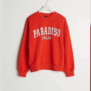 Sweatshirt från Gina Tricot  - En väldigt fin orange sweatshirt från Gina som köptes i somras. Den är som i nyskick!💗 färgen är lite mer orange i verkligheten 