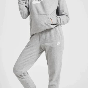 Gråa nike mjukisar - Dessa byxor har används en period men inte längre och dem kommer inte alls till anvädning. Därför säljas jag dessa byxor för billigt även om dem ser bra ut i verkligheten❤️bara att kontakta om du är intresserad.