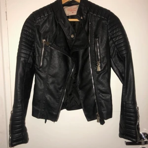 Skinnjacka - Skinnjacka från chiquelle i storlek 36