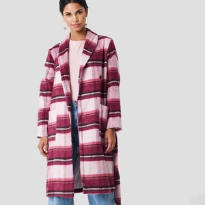 Rosa kappa - Superfin rosa kappa från NA-KD som tyvärr int kommer till användning. Storlek 40 men passar även mindre om man önskar lite oversize modell. 