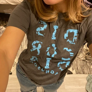 Graphic tee  - Cool graphic tee, lagom lång! 