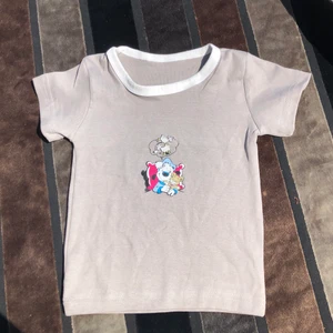 Ribbad babytee - Supersöt och unik babytee. Ljusbrun färg med tryck. Helt oanvänd och ny. frakt tillkommer. Har du frågor får du jättegärna kontakta mig 💓