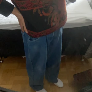 Baggy Jeans - Baggy jeans, står inte exakta storlek men passar för storlek M och uppåt för en baggy look! :)