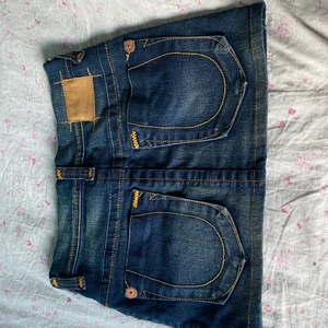 True religion jenas kjol - True religon jeans kjol.                                                             Märkt som storlek 29 men skulle säga att den passar mer som en 27 på mig som vanligt viss bär 28 -29.                          Köparen betalar för frakten 💕