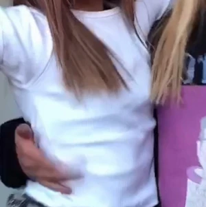 En vit toppa typ ribbad T-shirt - En vit topp ribbad jätte fin jag har 2 så tänkte sälja den ❤️