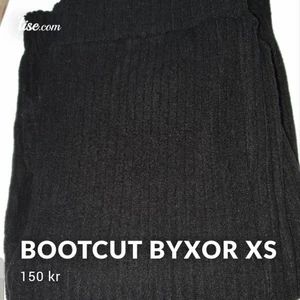 Bootcut byxor Xs  - Ribbade byxor från GinaTricot. Alldrig använda. Storlek xs Ingen slits på dem här!