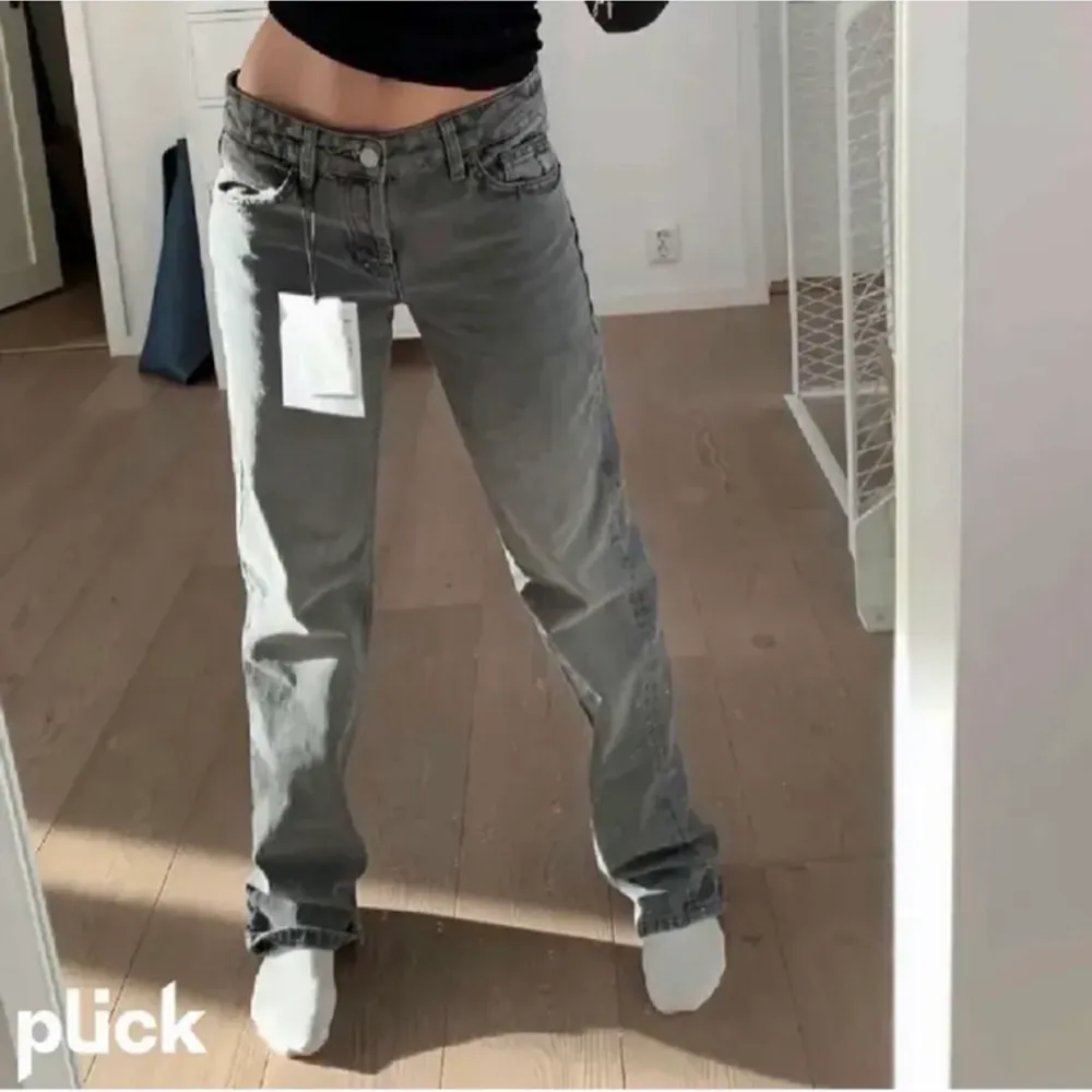 Säljer ett par jättefina gråa jeans. De är lika de populära zara jeansen (på bild 1). Superfint skick! 200kr köparen betalar frakt! Hör gärna av er om ni har några frågor eller vill ha egna bilder!💕✨. Jeans & Byxor.