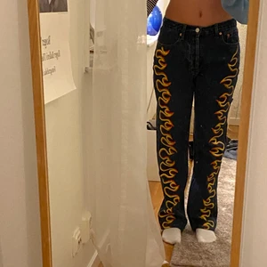 Iggy jeans  - Säljer mina mörkblåa midrise Iggy jeans med eld flammor på båda benen, har använt max 2 ggr så de är i nyskick och dem finns ej kvar att köpa! Jeansen är gjorda för mina mått så skriv privat för måtten men passar mig som vanligtvis är en 36a. Orginalpris: 1800kr 