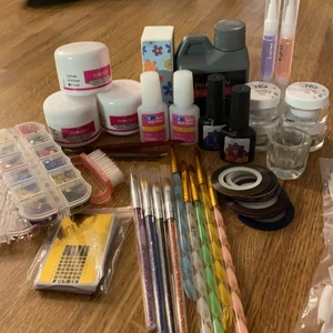 Nagel saker  - Massa glitter , Tippar , mallar , tejp , gelé , lampa 