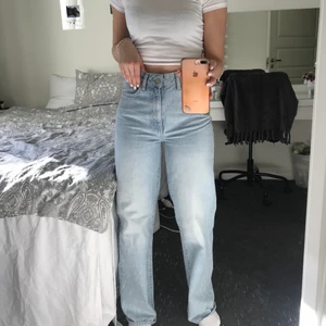 Ljusblåa vida jeans - Ljusblåa sköna vida jeans i storlek 36 ( är 169 cm) som är oanvända och sitter perfekt. Frakt ingår inte i priset. Säljes pga använder inte. 