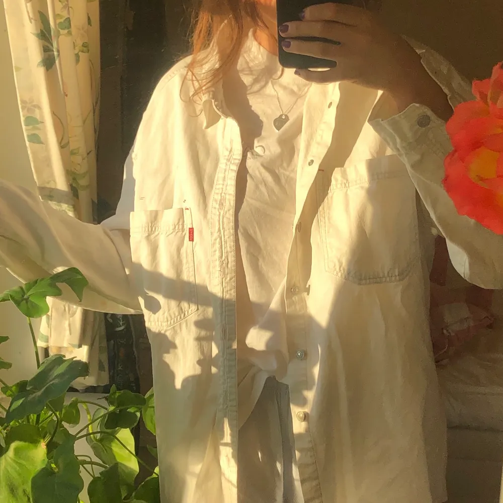 Väldigt snygg vit oversized vintage skjorta! Väldigt fint skick förrutom två små fläckar man knappt tänker på (en på ryggen och en på armen) som redan fanns där när jag köpte den second hand. Materialet är typ lite jeans-aktigt, alltså rätt tjockt💜. Skjortor.