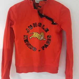 KENZO X H&M tröja  - Supersnygg och unik Kenzo tröja som aldrig använts då den var för liten redan när jag köpte den. Köpt för 899:-