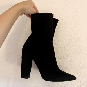 Boots med klack, 38 - Jättesnygga boots i ”dykar-material”, runt 8-10 cm höga. Använt en gång! 