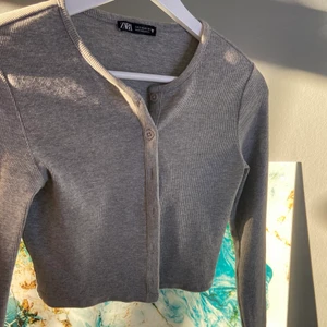 Grå zara kofta - Säljer denna grå zara kofta då den ej kommer till andvändning❤️