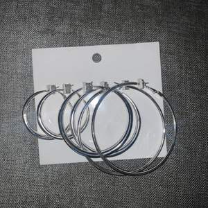 Säljer dessa helt nya 3-pack ring örhängen från HM som tyvärr aldrig kommit till användning. Fråga om de något ni undrar💕💕💘