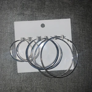 3-pack ring örhängen  - Säljer dessa helt nya 3-pack ring örhängen från HM som tyvärr aldrig kommit till användning. Fråga om de något ni undrar💕💕💘