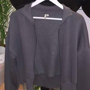 En helt ny zip-hoodie från Nelly. Den är lite svart/grå och jätte fin, hör av er för frågor!🤍