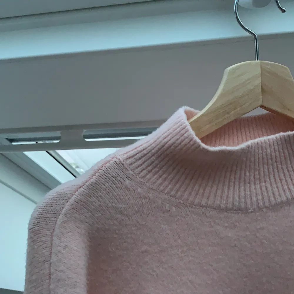 Säljer jätte fin ljus rosa varm tröja som passar perfekt till vintern ❤️❤️ från &otherstories har bara använts Max 2 gånger så där av i mycket bra skick ❤️ köptes för runt 500 tror ja å säljer för 250❤️. Tröjor & Koftor.