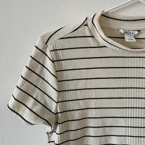 Randig topp från Monki  - Randig topp i fint skick från Monki. Strl S. Lite kortare modell 