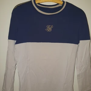 Storlek S - Den är i mycket bra skick. Den är Används endast en gång. Säljer den för den passar inte mig längre behöver större storlek.