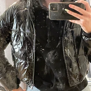 Jacka - En jättefin jacka ifrån boohoo. Måste sälja pågrund av förkort i armarna. 