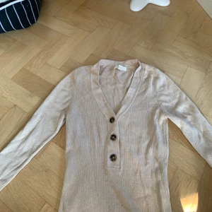 Tröja - Säljer min tjock tröja med knappar från bikbok! Använder den aldrig men den är så skön o söt 