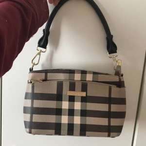 Burberry väska - Knappt använd, mycket fins skick.