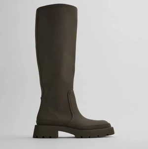 Zara Plana stövlar, helt nya!  - Säljer de här omtyckta och omtalade khakigröna stövlarna från Zara i storlek 38. De är endast testade 1 gång och är alltså i perfekt skick. Jag köpte även ett par i storlek 37, som jag behöll själv, och hann inte lämna tillbaka de andra. True 2 size och bekväma på. Jag är 157 cm och därför ser stövlarna större ut på mig! Nypris är 599 kr.