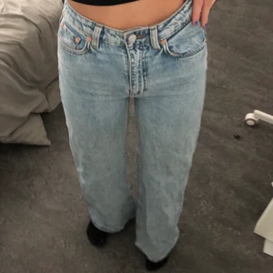 blå tvättade breda jeans ⚡️🌪 - ett par skitsnygga breda jeans från weekday i en lite mörkare blå färg. sitter skitsnyggt på. använder dom tyvärr inte så mycket som jag trodde :( köptes för 500 säljer för 200 exklusive frakt 💘💘💘 storlek: W:24 L:32, modell Ace ⚡️