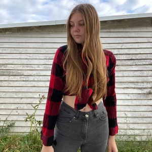 Grå jeans  - Säljer dessa super fina grå jeans från HM, man kan tyvärr inte se storleken längre men jag skulle säga att det är en storlek S