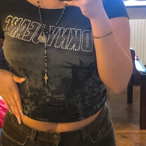 Y2k dkny t shirt  - Jätte snygg y2k tröja från dkny i storlek xs/s frakt 49