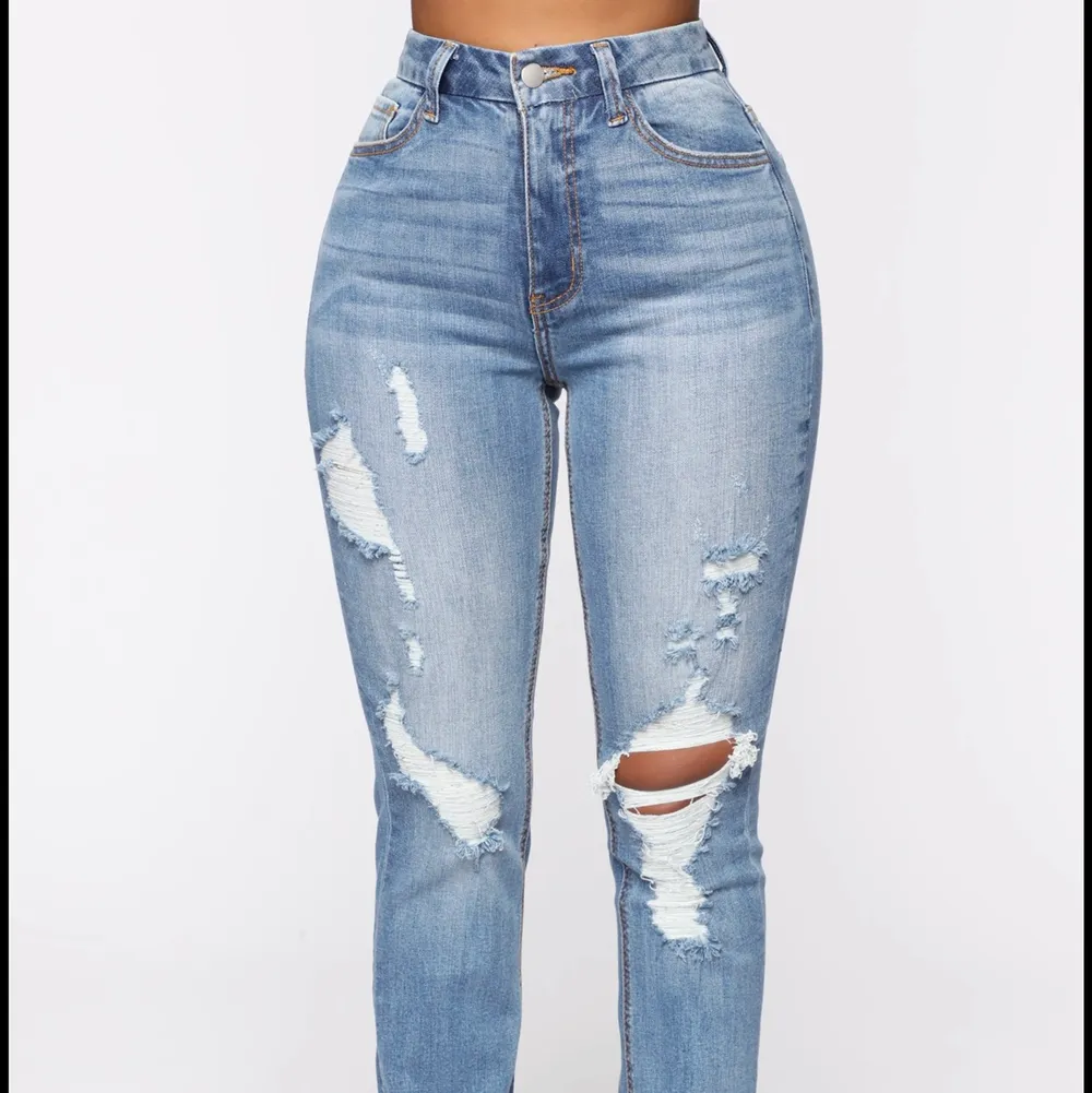 Ett par jeans med hål. Aldrig använda. Storlek 3, ungefär S. Ordinarepris 400kr. Jeans & Byxor.