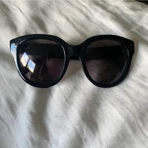 Solglasögon från celine paris, modell Cl 41755 i svart! Solglasögon fodralet och putsduk från celine medföljer. Köpte för 2600kr. Vanlig brev frakt 40kr, spårbarfrakt 80kr