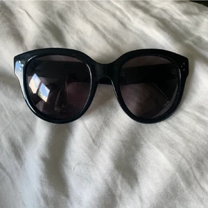 Celine solglasögon  - Solglasögon från celine paris, modell Cl 41755 i svart! Solglasögon fodralet och putsduk från celine medföljer. Köpte för 2600kr. Vanlig brev frakt 40kr, spårbarfrakt 80kr
