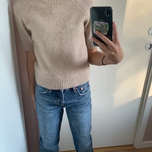 Stickad tröja - Behövde lägga ut igen pga oseriös köpare, jättefin beige stickad tshirt inför vintern/hösten🤎⚡️ lite croppad så fin till låga jeans lite högra krage!💘 (jag är ca 160cm lång)