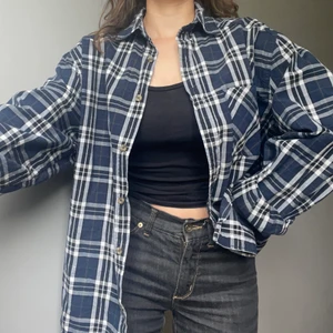 Skjorta - Färgen stämmer bäst överens med första bilderna. Oversized då den är min brorsas:) jag är 160 och en liten S