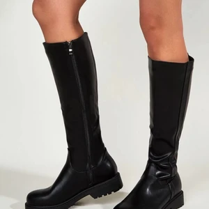 Boots - Helt nya höst boots i storlek 38 testade en gång och var för små ,  finns frigolit innuti som stödjer skorna under posten samt helt oöppnad kartong!