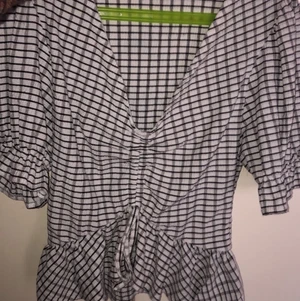 Blus, storlek xs  - Gullig kort och fin