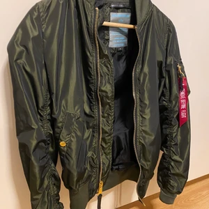 Alpha industries - En fin jacka från Alpha industries, den är äkta. Den kommer inte till användning samt att den har använts 1 gång. (Nyskick) Köparen står för frakt. Storlek S.