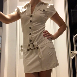 Snygg ”nurse”-klänning - Denna har jag känt mig snygg i många gånger men nu känner jag mig klar med den. Unik design med dekorknappar och insytt skärp. Snygg passform och skönt stretchigt material. Katt finns i hemmet!